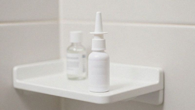 Jakie miejscowe leki do nosa są bezpieczne podczas karmienia?