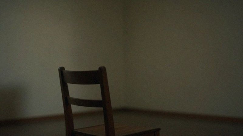 Jak rozpoznać objawy psychozy: omamy i urojenia?