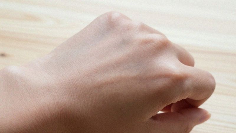 Jak alkohol i kofeina zaburzają nawodnienie skóry?