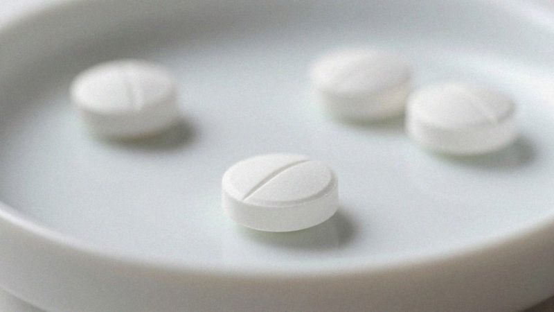 Jak postać i droga podania ketoprofenu wpływają na półtrwanie?