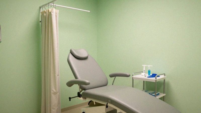 Które objawy przesunięcia wymagają pilnej konsultacji?