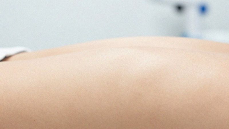 Gdzie występuje Staphylococcus warneri na skórze?