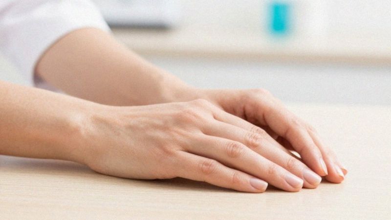 Które choroby wywołują suchość dłoni?