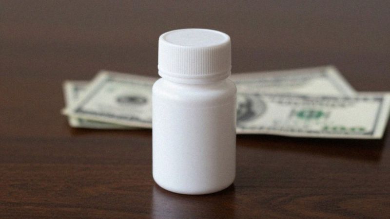 Jakie są działania niepożądane ibuprofenu na żołądek i nerki?