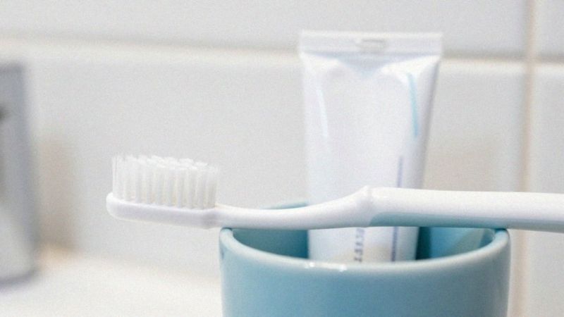 Jak higiena jamy ustnej wpływa na rozwój zapalenia?