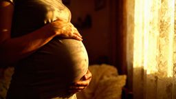 Co czuje dziecko w brzuchu, gdy mama kicha? Reakcje i wpływ na rozwój
