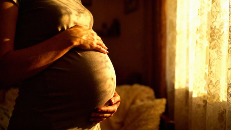 Co czuje dziecko w brzuchu, gdy mama kicha? Reakcje i wpływ na rozwój