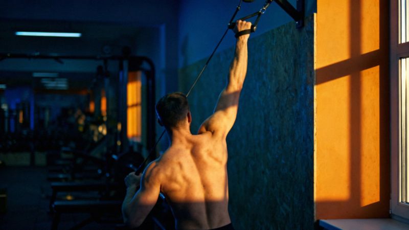 Jak rozciągać triceps? Techniki, korzyści i unikanie kontuzji