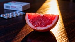 Kiedy nie wolno jeść grejpfruta? Interakcje z lekami i zagrożenia zdrowotne