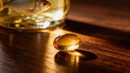 Omega-3 na co pomaga? Właściwości i naturalne źródła