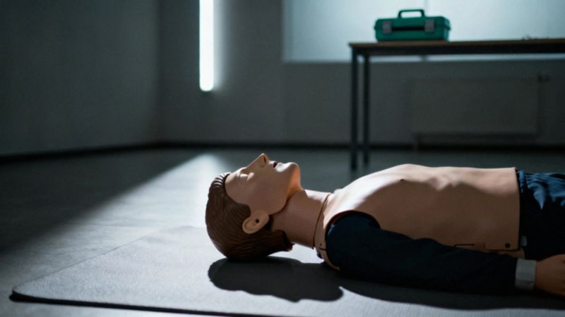Pozycja boczna ustalona: prawy czy lewy bok — co warto wiedzieć?